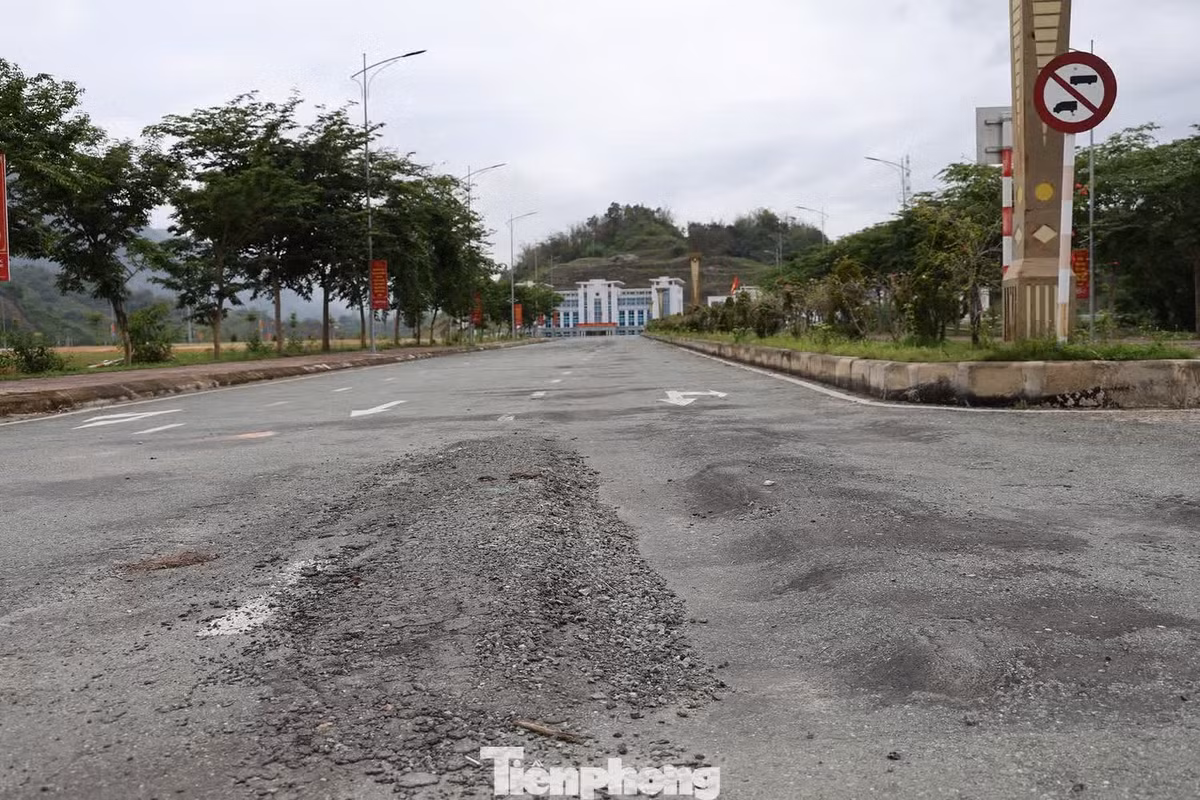 Đoạn trước Quảng trường và trụ sở Đảng ủy, UBND xã Nậm Hàng đã bị lún thành vệt dài. Nhiều đoạn, nhựa át phan bị bong bật, mất kết dính.
