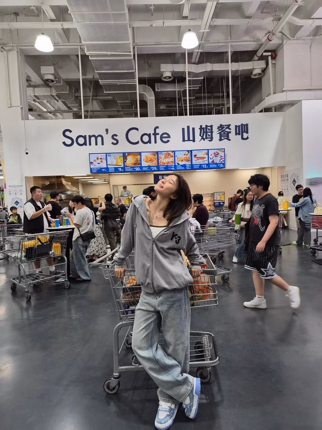 Cô nàng không ngần ngại tạo những dáng chụp ảnh vui nhộn và độc đáo: tựa vào xe đẩy hàng, chu môi, nháy mắt hay tạo dáng nhí nhảnh giữa kệ hàng. (Ảnh: IGNV)