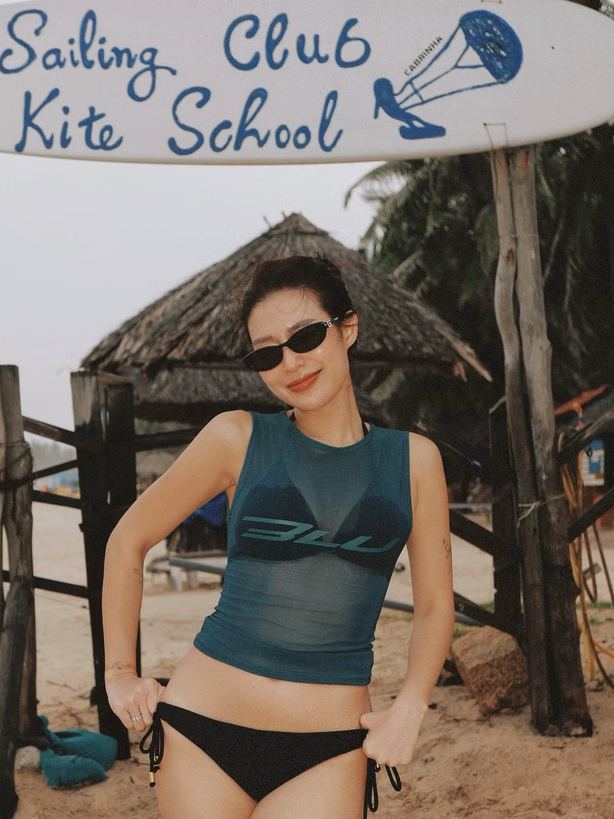 Thanh Huyền tự tin khoe vóc dáng thon gọn, nóng bỏng trong bộ bikini hai mảnh màu đen kết hợp với áo lưới mỏng màu xanh rêu. (Ảnh: IGNV)