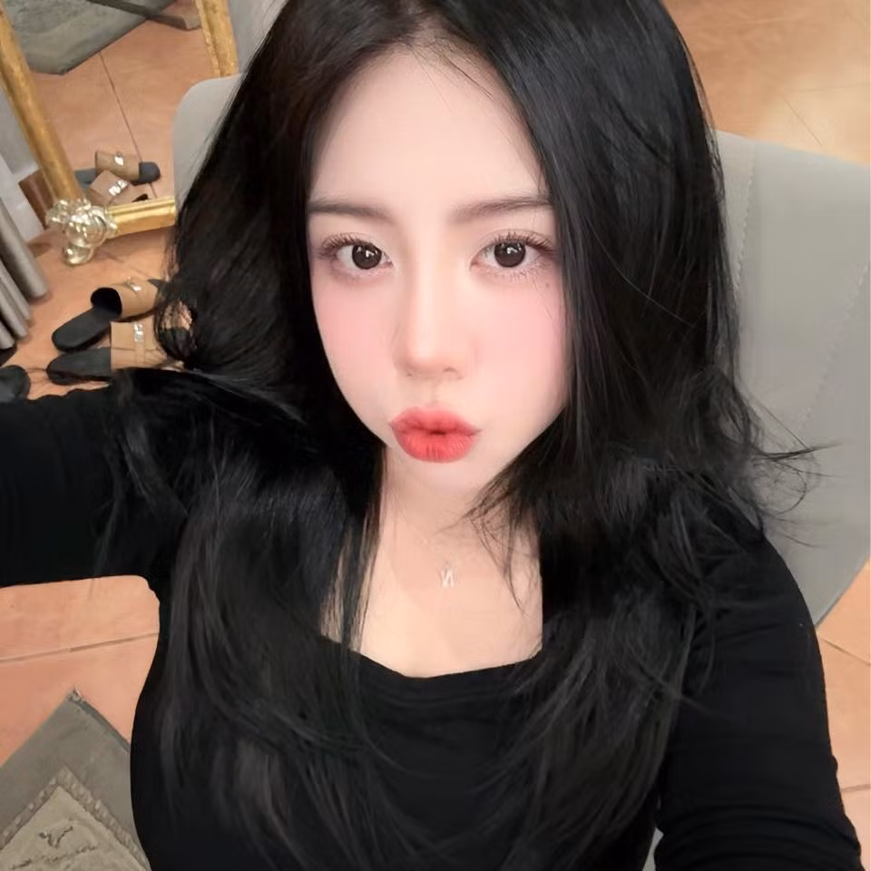 Ở tuổi 20, ái nữ nhà Minh Nhựa sở hữu vóc dáng cân đối, gợi cảm, giúp cô dễ dàng chinh phục nhiều phong cách thời trang khác nhau. (Ảnh: IGNV)