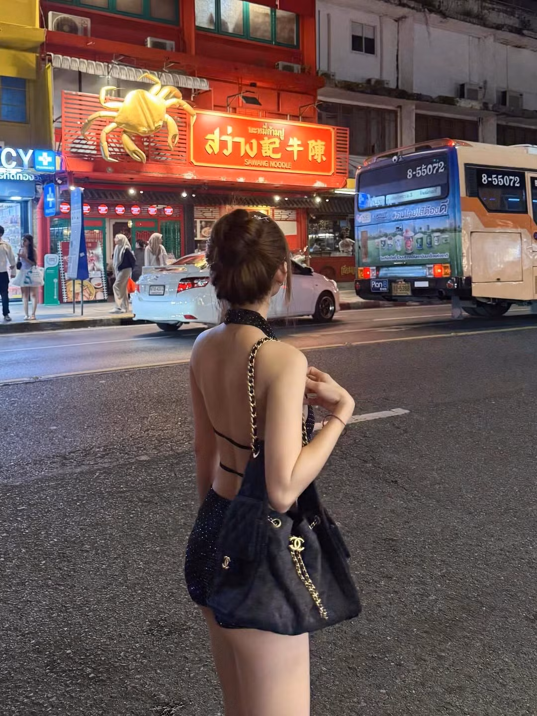 Trong loạt ảnh mới chia sẻ về chuyến du lịch Thái Lan, cô nàng khoe trọn vóc dáng quyến rũ và phong cách thời trang táo bạo, khác hẳn hình tượng nhí nhảnh, dễ thương thường thấy. (Ảnh: FBNV)