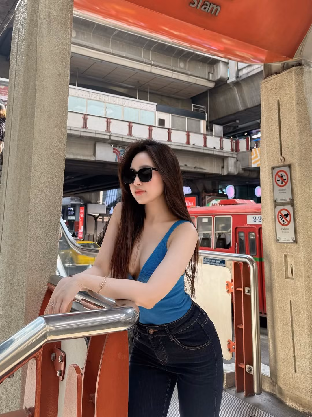 Dưới cái nắng vàng rực rỡ của Bangkok, Lê Phương Anh lựa chọn cho mình một outfit vô cùng năng động nhưng không kém phần quyến rũ, giúp tôn vinh trọn vẹn lợi thế hình thể. (Ảnh: IGNV)