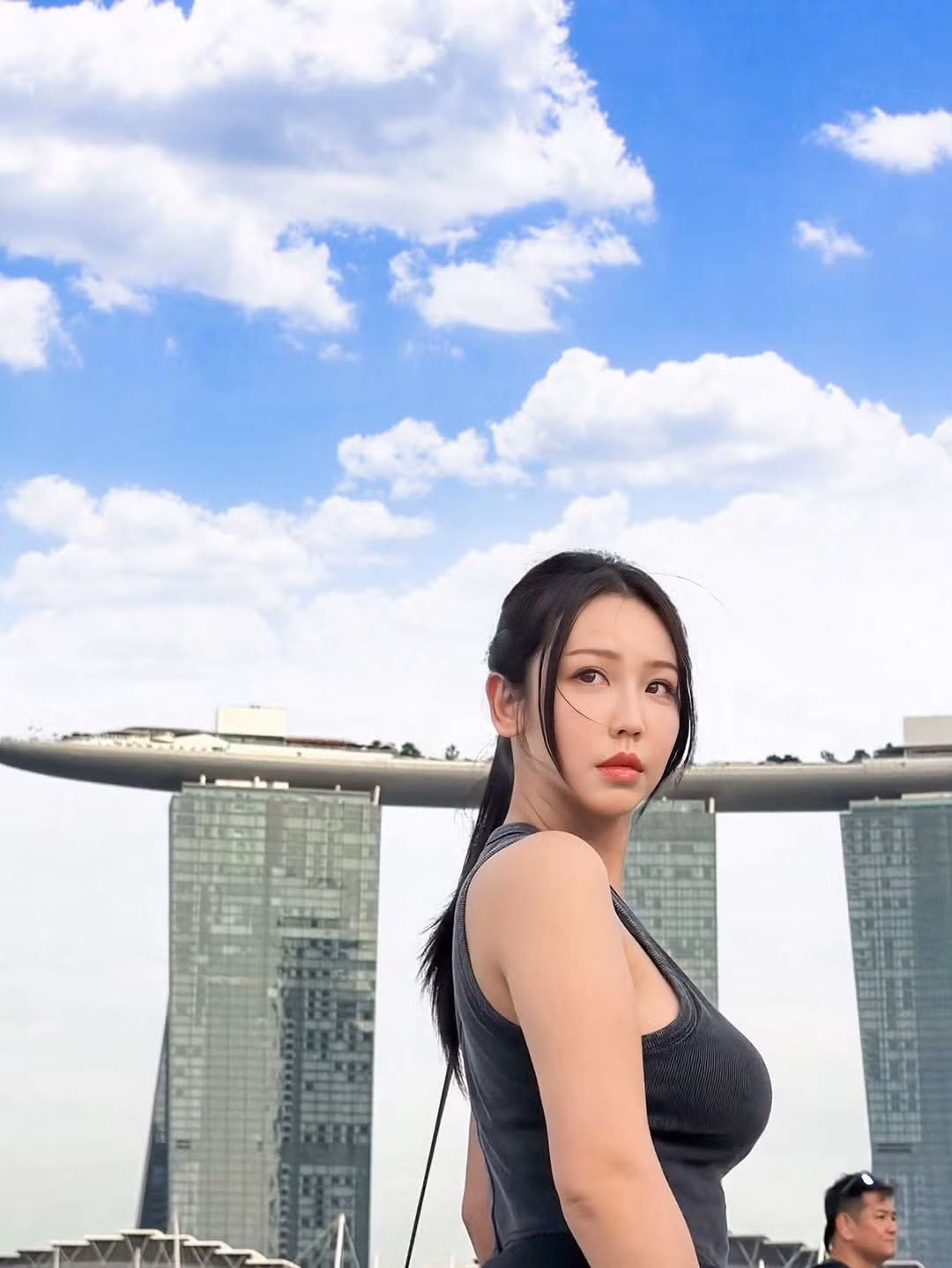 Cô nàng đã chụp ảnh với tòa nhà Marina Bay Sands, công viên Merlion, hay nhà hát Esplanade, những địa danh nổi tiếng đã xuất hiện trong tập phim của "Thám tử lừng danh Conan". (Ảnh: IGNV)