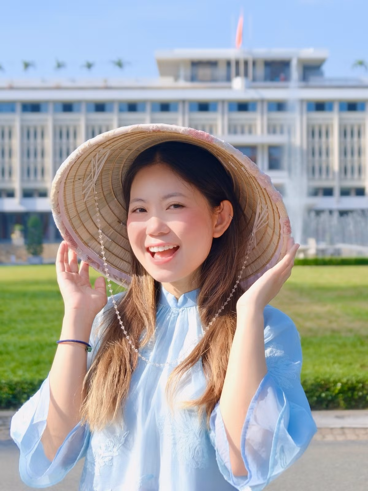 Trong chuyến tham quan các di tích lịch sử nổi tiếng tại TP.HCM, Mạch Khanh đã lựa chọn trang phục áo dài truyền thống, thể hiện tình yêu với văn hóa dân tộc. (Ảnh: FBNV)