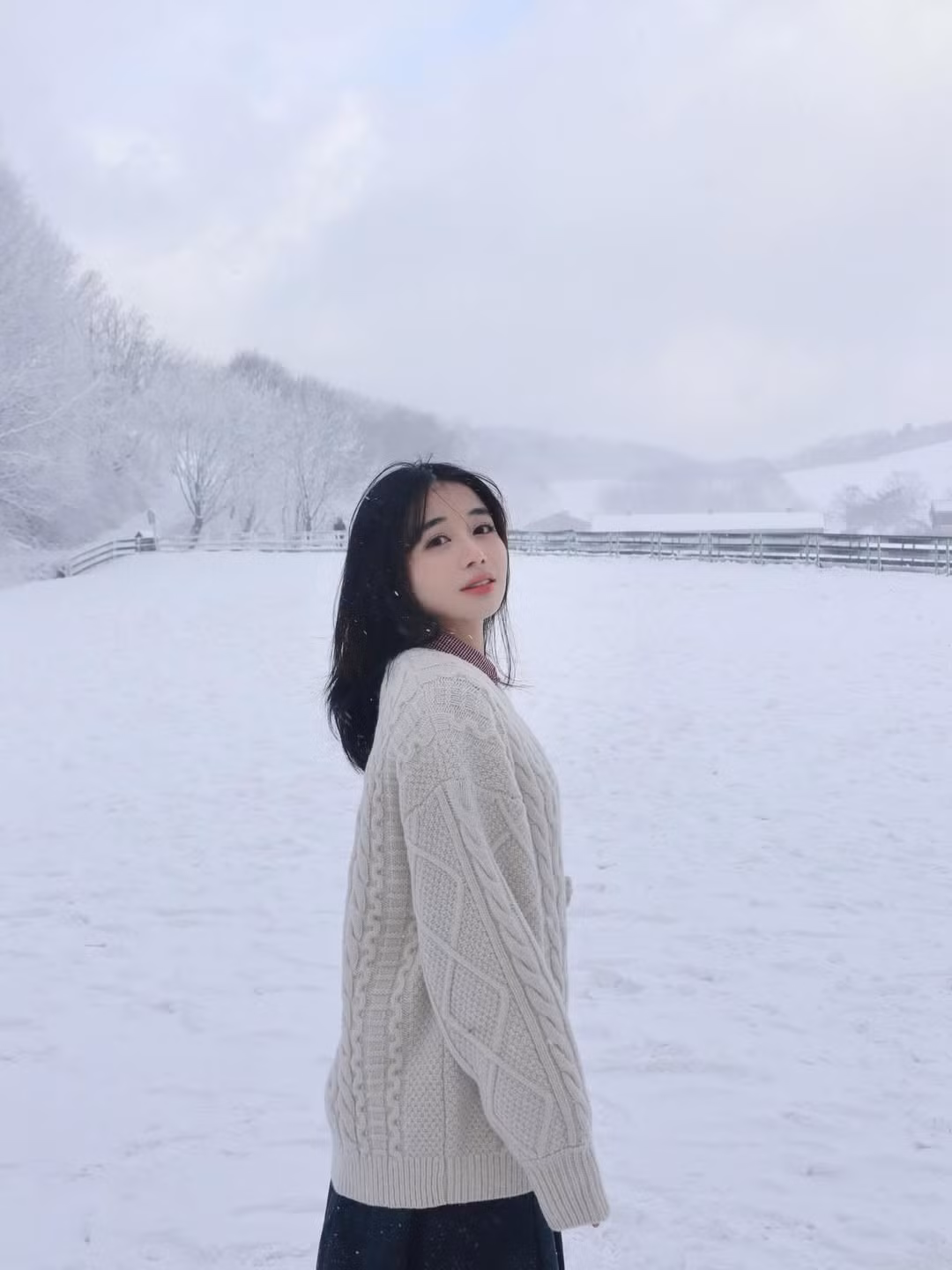 Trong bộ ảnh, Diệu Anh lựa chọn phong cách thời trang tối giản nhưng vô cùng tinh tế. Cô diện chiếc áo len vặn thừng tone kem ấm áp, kết hợp cùng chân váy dài và điểm xuyết bằng chiếc khăn quàng hay mũ chụp tai lông cừu xinh xắn. (Ảnh: IGNV)