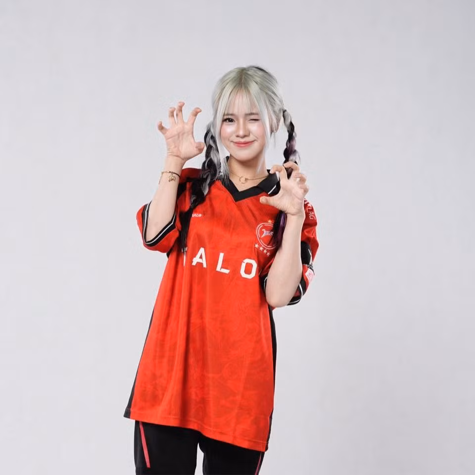 Mọi nghi ngờ càng trở nên rõ rệt hơn khi trận đấu chính thức bắt đầu. Trong môi trường thi đấu đòi hỏi sự tập trung và tương tác cao độ, Tokyogurl lại có những hành động mang tính chất "che giấu". (Ảnh: FBNV)