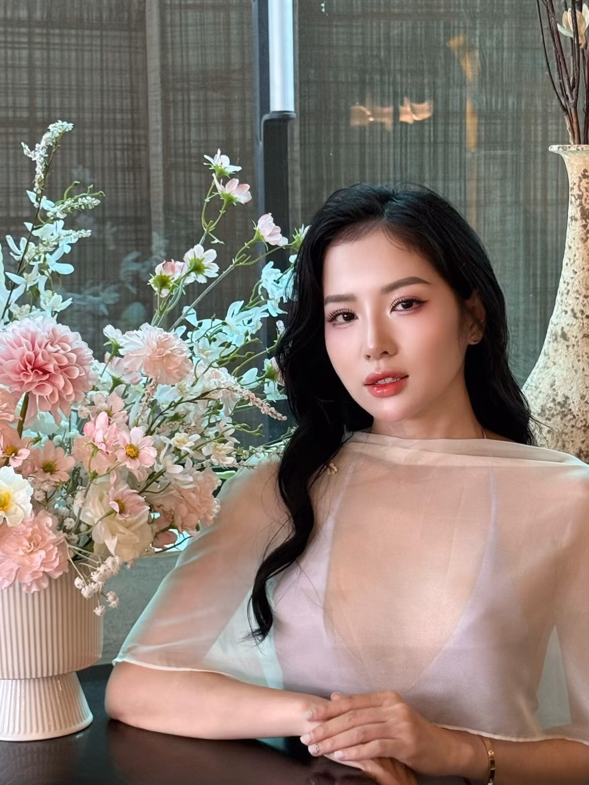 Đôi mắt sáng, nụ cười dịu dàng cùng với tư thế pose chuyên nghiệp đã tạo nên những bức ảnh đầy cuốn hút. (Ảnh: FBNV)