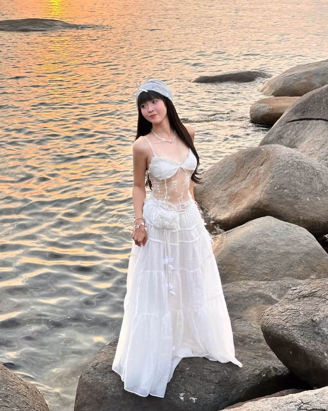 Phong cách thời trang của Thúy Kiều trong loạt ảnh này được đánh giá là vừa nữ tính, bay bổng lại không kém phần táo bạo, khẳng định gu thẩm mỹ ngày càng lên tay của cô nàng.