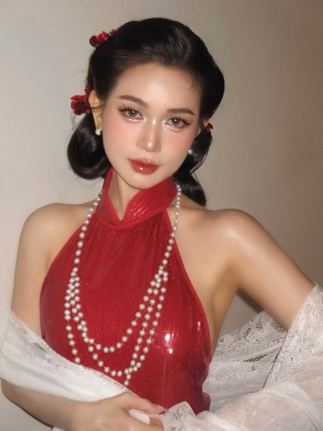Trong loạt ảnh, Sĩ Thanh xuất hiện với tạo hình cổ điển, gợi nhớ về những quý cô quyền quý thời xưa. (Ảnh: IGNV)