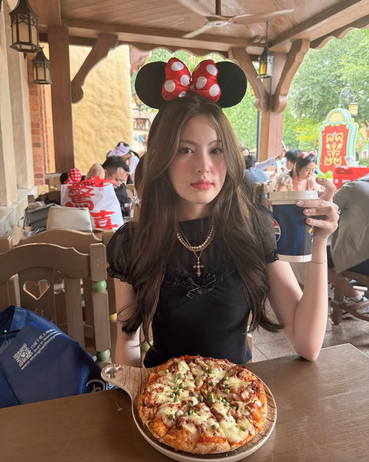 Cô nàng khéo léo khoe vòng eo thon gọn, đôi chân dài và vóc dáng cân đối thông qua những outfit tuy đơn giản nhưng được phối hợp tinh tế.