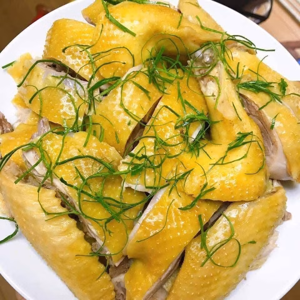 Từ mâm cỗ cúng Giao thừa cho đến tất niên, hóa vàng, gà luộc luôn chiếm vị trí trung tâm. Kết quả là sau Tết, tủ lạnh vẫn còn đầy những đĩa gà ăn dở. Hết luộc lại sang xé phay, nấu cháo, rồi lại đến gà kho sả ớt... một vòng lặp không hồi kết.