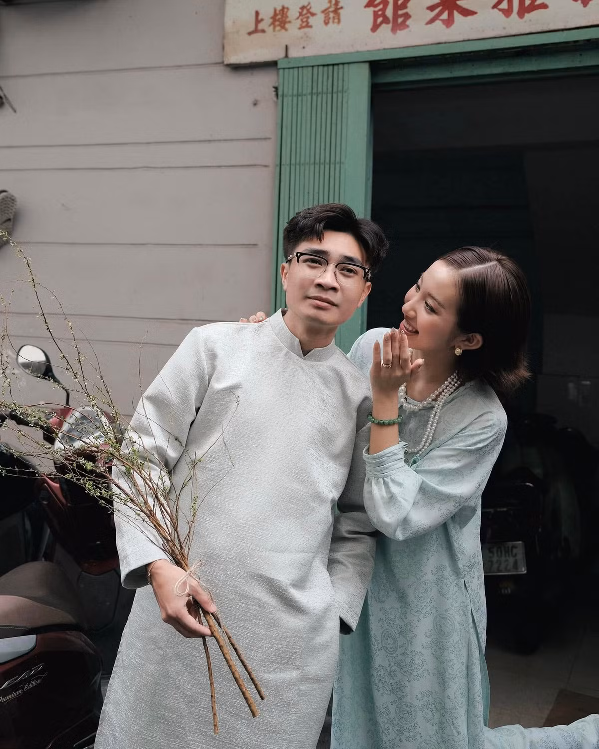 Cặp đôi khá kín kẽ về ngày trọng đại, chỉ đến khi những hình ảnh đầu tiên được rò rỉ, dân mạng mới biết Huyền 2k4 đã chính thức trở thành "vợ người ta" ở tuổi 18. (Ảnh: IGNV)