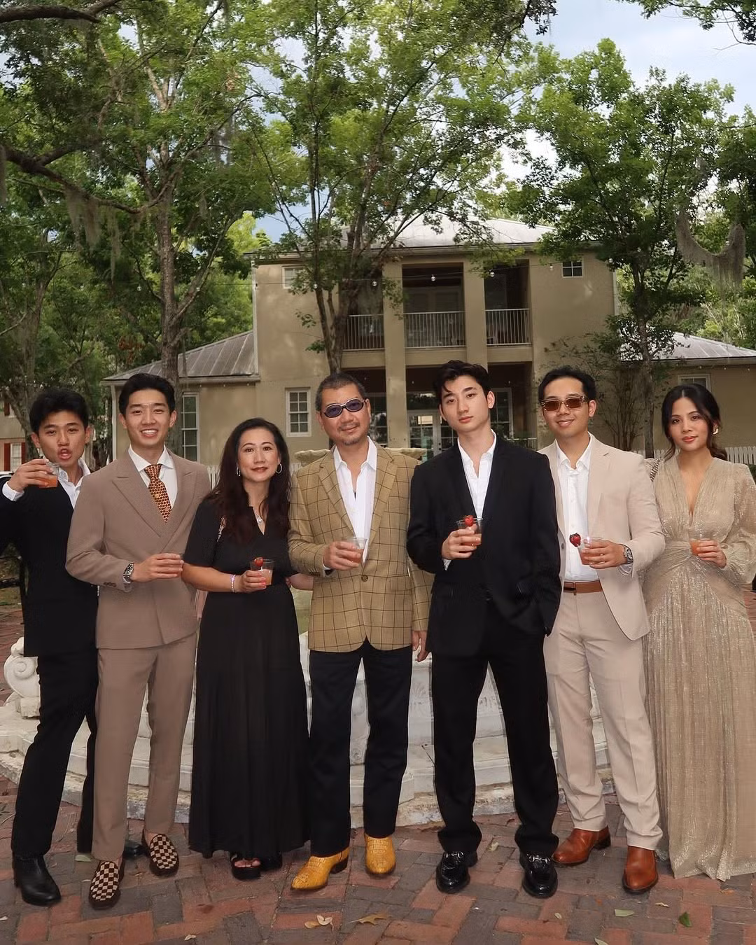 Cô nàng dành lời khen ngợi đến cho bạn trai cũ: "Đẹp trai". Đáp lại, Paul Lê nhanh chóng trả lời: "Biết rồi".