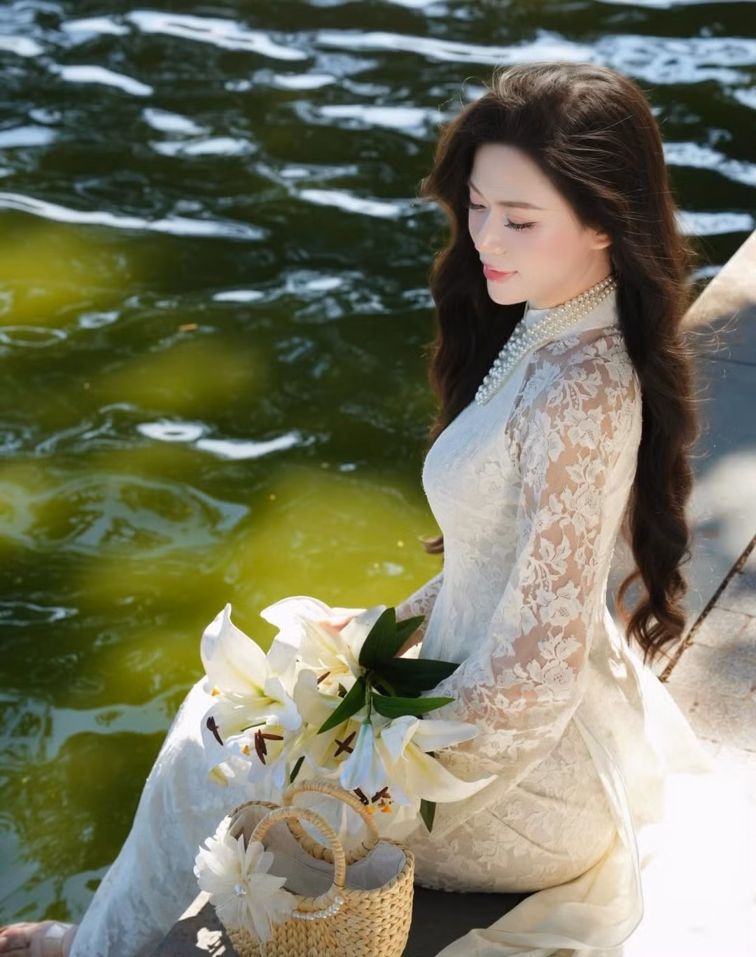 Cô nàng lựa chọn lối trang điểm tự nhiên, mái tóc dài đen nhánh được tạo kiểu uốn xoăn nhẹ nhàng càng làm tăng thêm vẻ duyên dáng, cổ điển, kết hợp cùng nụ cười tỏa nắng và ánh mắt biết nói của cô đã "thổi hồn" vào từng khung hình. (Ảnh: IGNV)