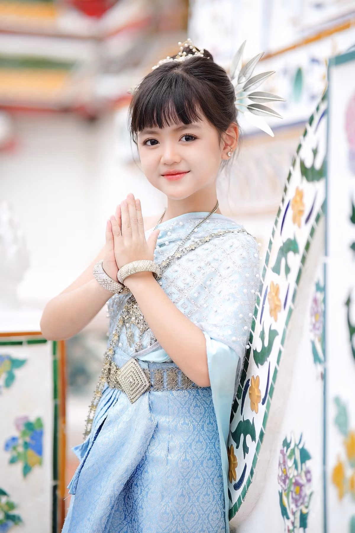 Những bức ảnh mới nhất của mẫu nhí Cherry An Nhiên trong trang phục truyền thống Thái Lan đã ngay lập tức "gây bão" trên mạng xã hội, khẳng định sức hút khó cưỡng của cô bé. (Ảnh: FBNV)