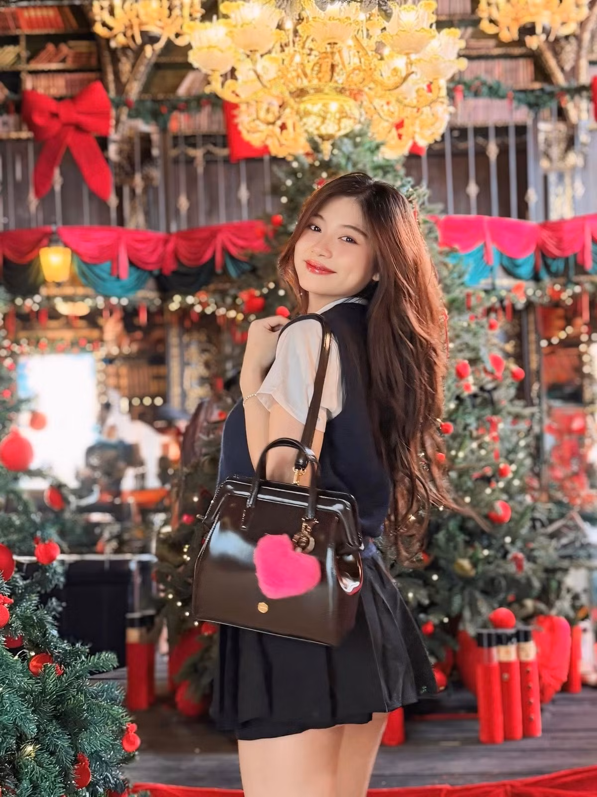 Sau lễ đính hôn "khổng lồ" và đám cưới lãng mạn, nàng tiểu thư Sài thành tiếp tục khiến người hâm mộ vỡ òa khi thông báo tin vui mang thai con đầu lòng ở tuổi 26. ( (Ảnh: FBNV)