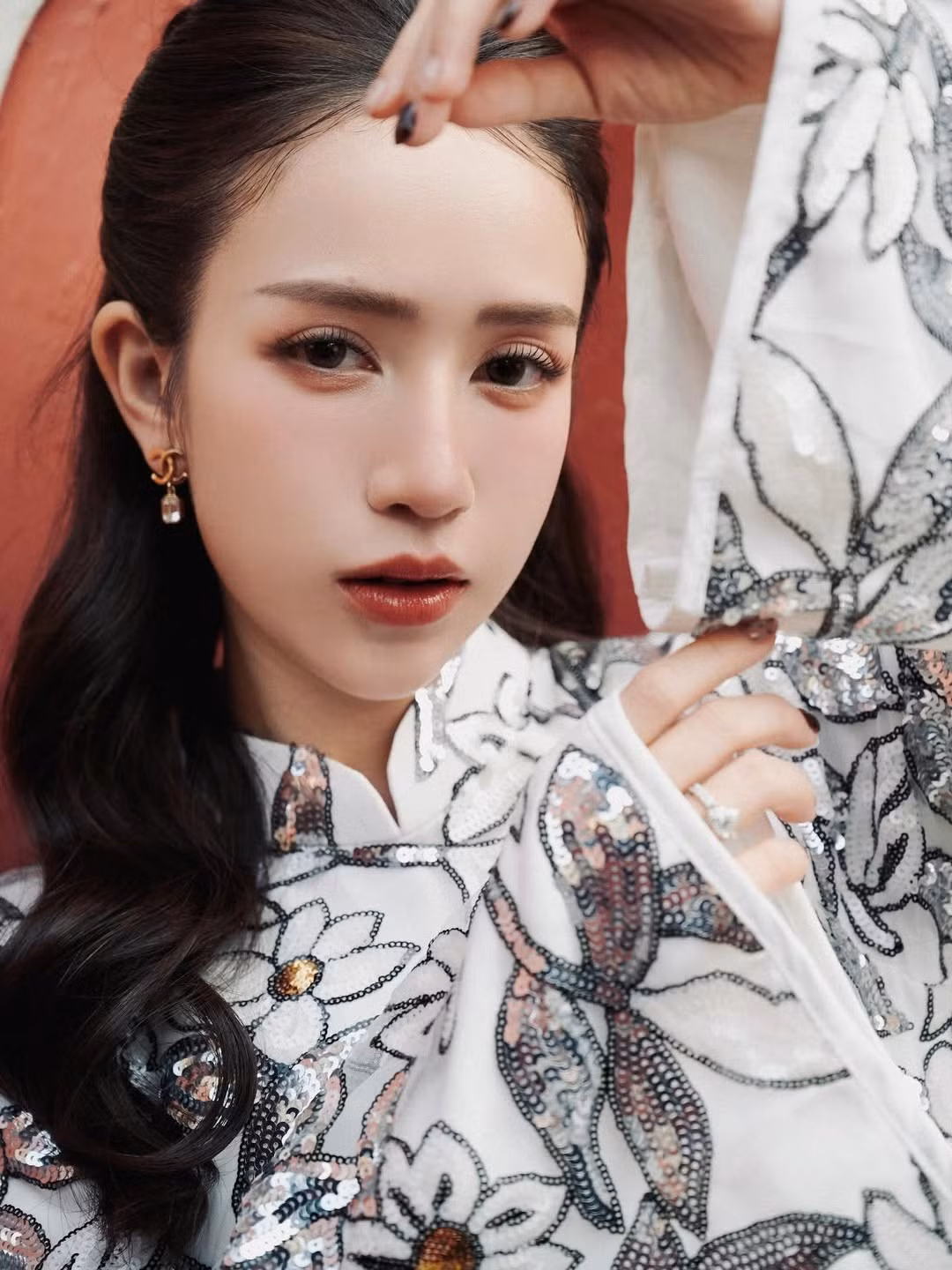 Thay vì chọn những không gian hiện đại, Joyce Phạm tìm về những góc chùa cổ kính với những bức tường rêu phong và cửa gỗ đỏ đặc trưng của kiến trúc Á Đông. (Ảnh: IGNV)