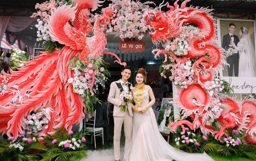 Ngoài số vàng được công khai trong đám cưới, cặp đôi còn được bố mẹ hai bên cho thêm nhà và đất. Tuy nhiên, những món quà giá trị này không được công bố cụ thể trong đám hỏi hay lễ cưới.