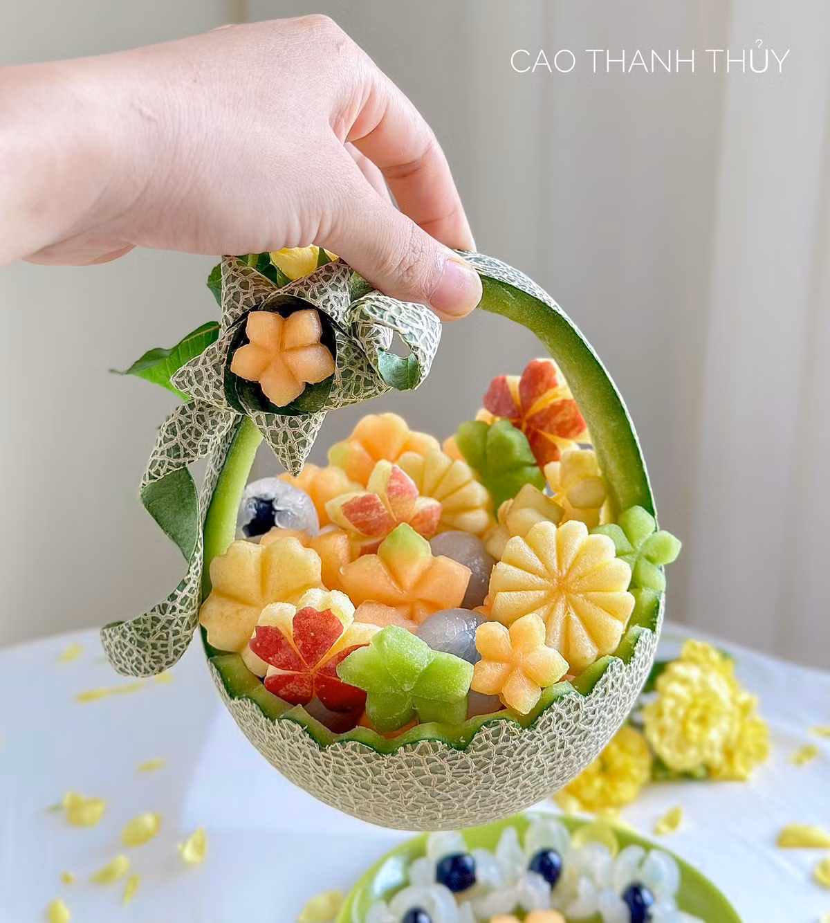 Thể hiện sự sáng tạo vượt bậc, chị Thủy còn biến những quả dưa lưới thành chiếc thuyền buồm hoặc chiếc giỏ hoa chở đầy các viên trái cây tròn trịa, tượng trưng cho sự no đủ, thuận buồm xuôi gió. (Ảnh: FB Cao Thanh Thuỷ)