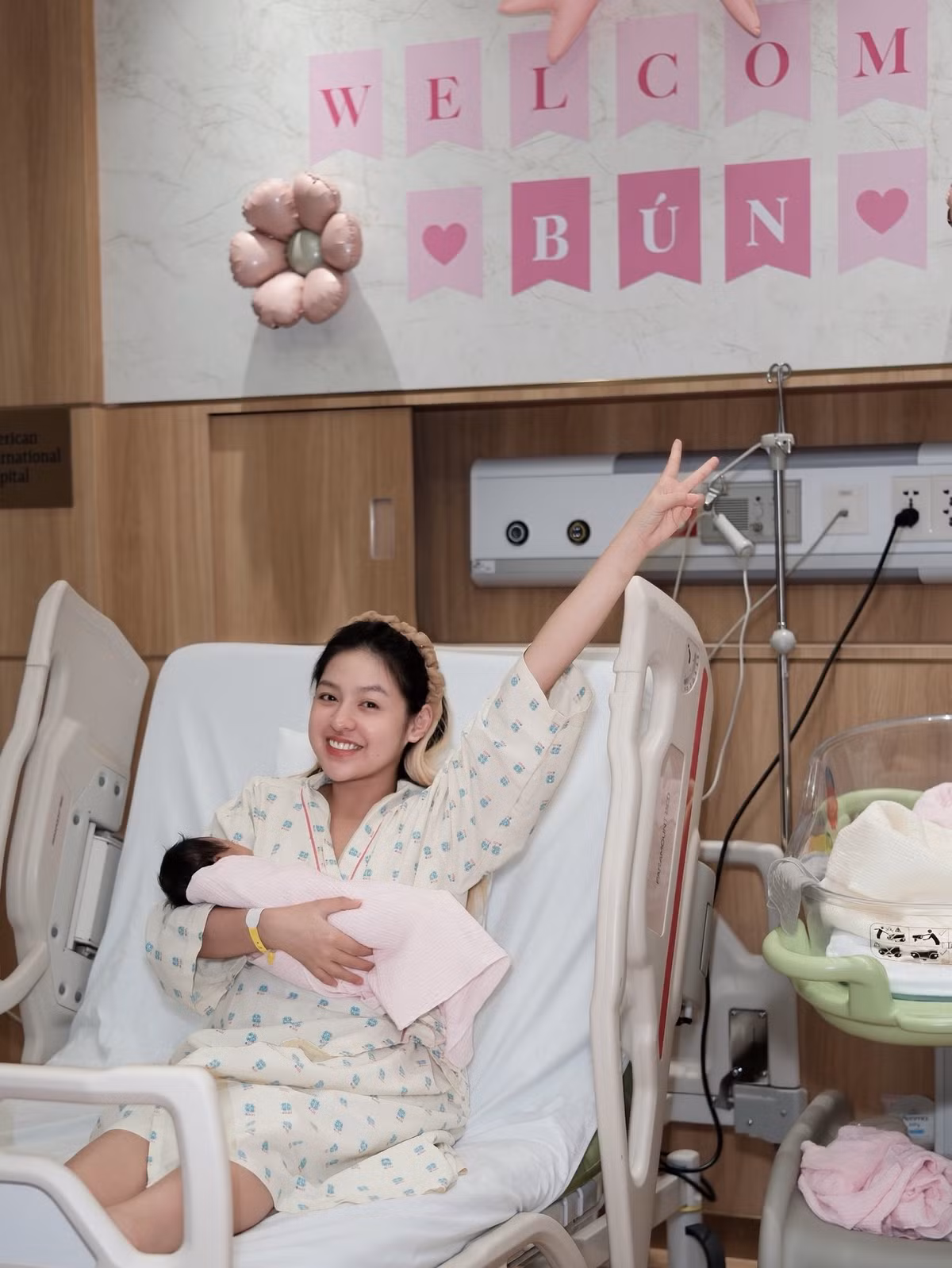 Trần Thanh Tâm vốn được biết là một người khá dễ xúc động. Nhiều người còn nhớ trong lúc mang thai, cô nàng từng có video chia sẻ về việc mình mua chiếc váy, tuy nhiên khi nhận váy về không đúng với mong muốn, cô cũng bật khóc nức nở. (Ảnh: FBNV)