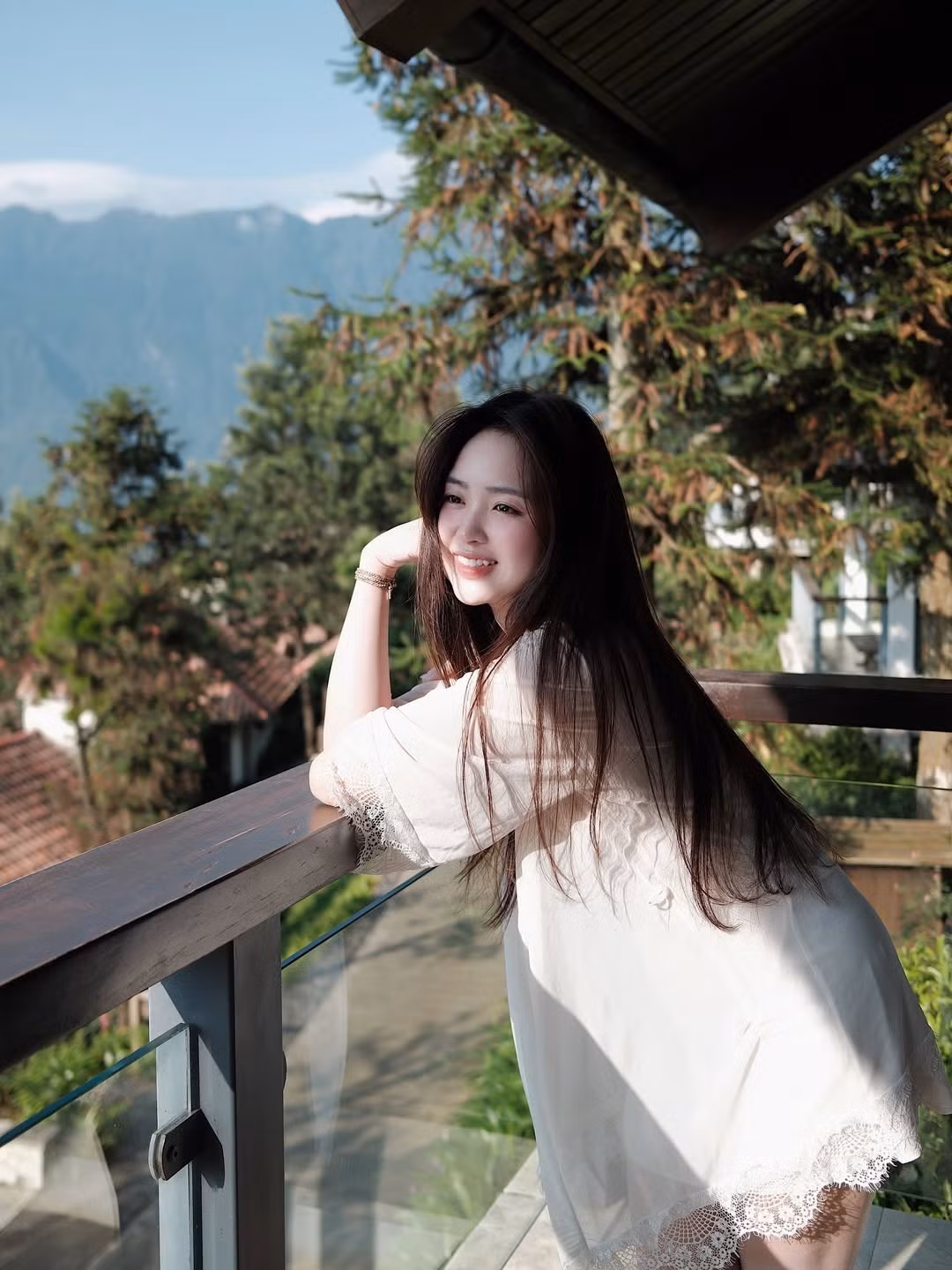 Chất liệu lụa kết hợp ren mỏng manh, kết hợp với áo choàng nhẹ nhàng, tạo nên một tổng thể vừa gợi cảm, vừa thanh lịch. (Ảnh: IGNV)