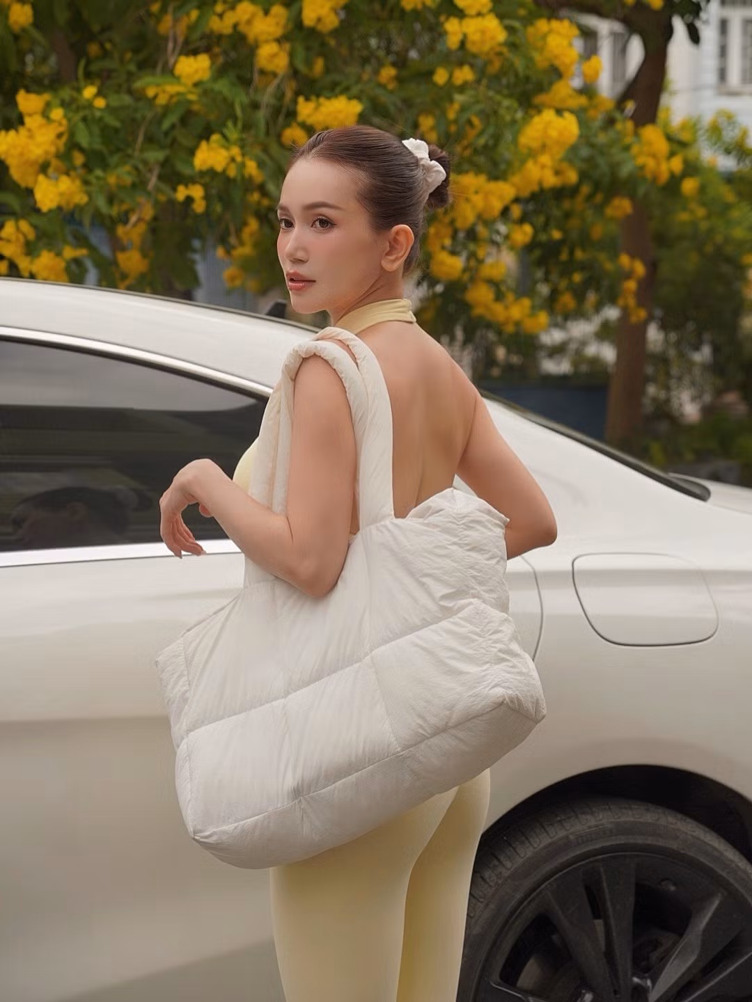 Đặc biệt, chi tiết cut-out nhỏ ở giữa áo và bông hoa nhỏ đính kèm tạo điểm nhấn tinh tế, giúp bộ trang phục thêm phần gợi cảm mà vẫn giữ được sự năng động.