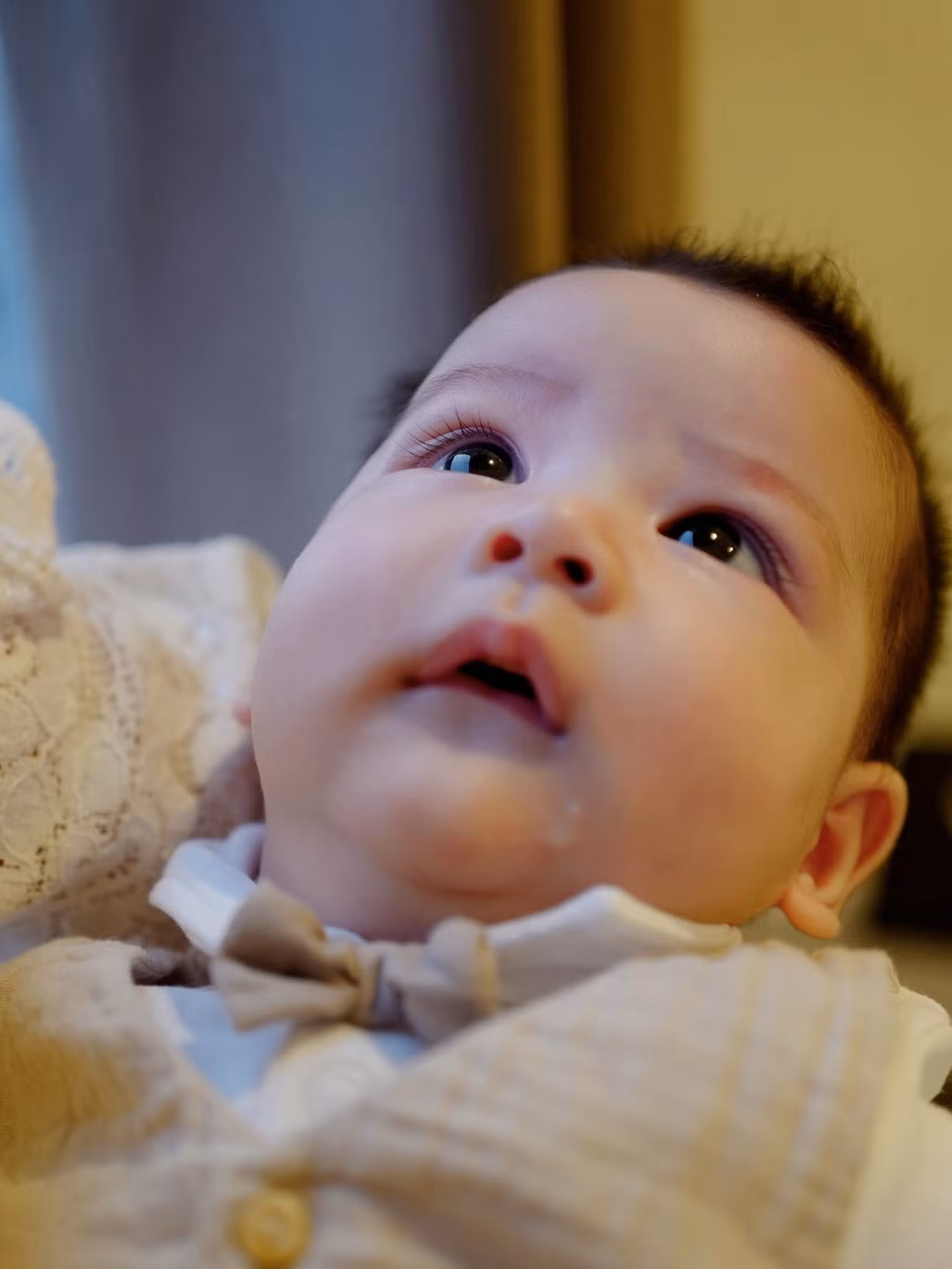 Khoảnh khắc mẹ và con cùng nhau tạo dáng, An Japan dịu dàng nhìn con với ánh mắt tràn đầy yêu thương, cho thấy niềm hạnh phúc lớn lao khi có con trai bên cạnh trong ngày đặc biệt này.
