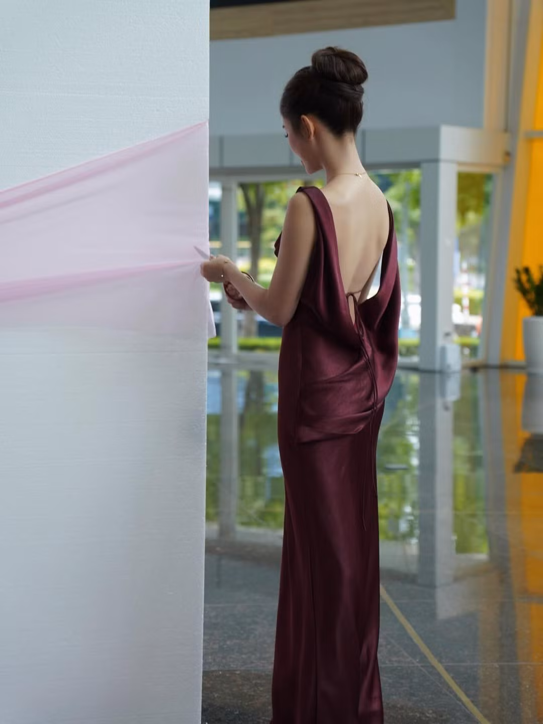 Trong những hình ảnh được chính nữ Tiktoker đăng tải, buổi lễ nhận xe diễn ra trong một không gian ngập tràn sự lãng mạn và ngọt ngào. Xung quanh được trang trí bằng vô số bóng bay màu hồng, trắng, bạc và các bó hoa tươi rực rỡ. (Ảnh: IGNV)