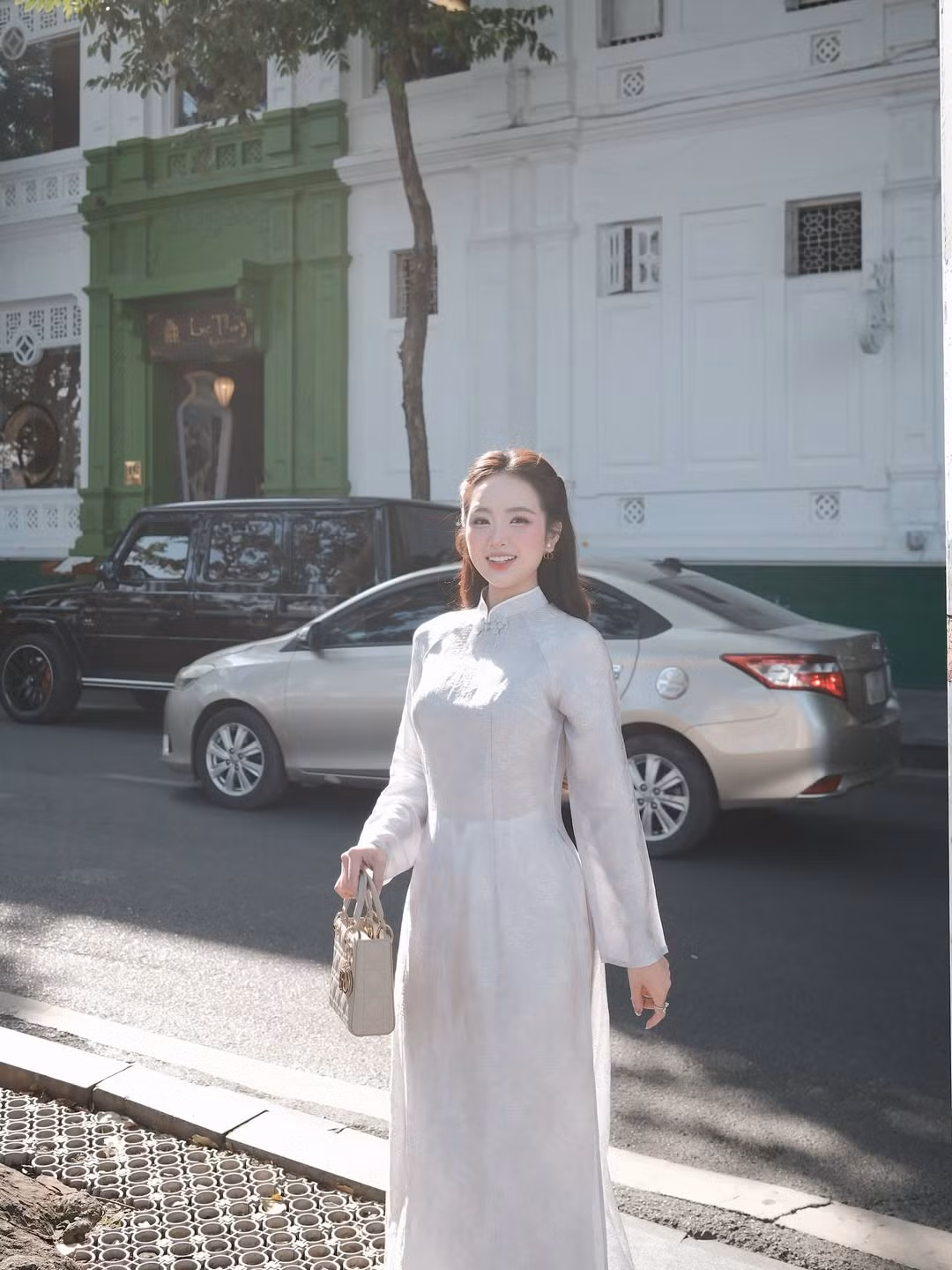 Bộ ảnh được thực hiện tại những địa điểm quen thuộc và đặc trưng nhất của Phố cổ Hà Nội, tạo nên sự hòa quyện hoàn hảo giữa nét đẹp hiện đại và giá trị truyền thống. (Ảnh: IGNV)