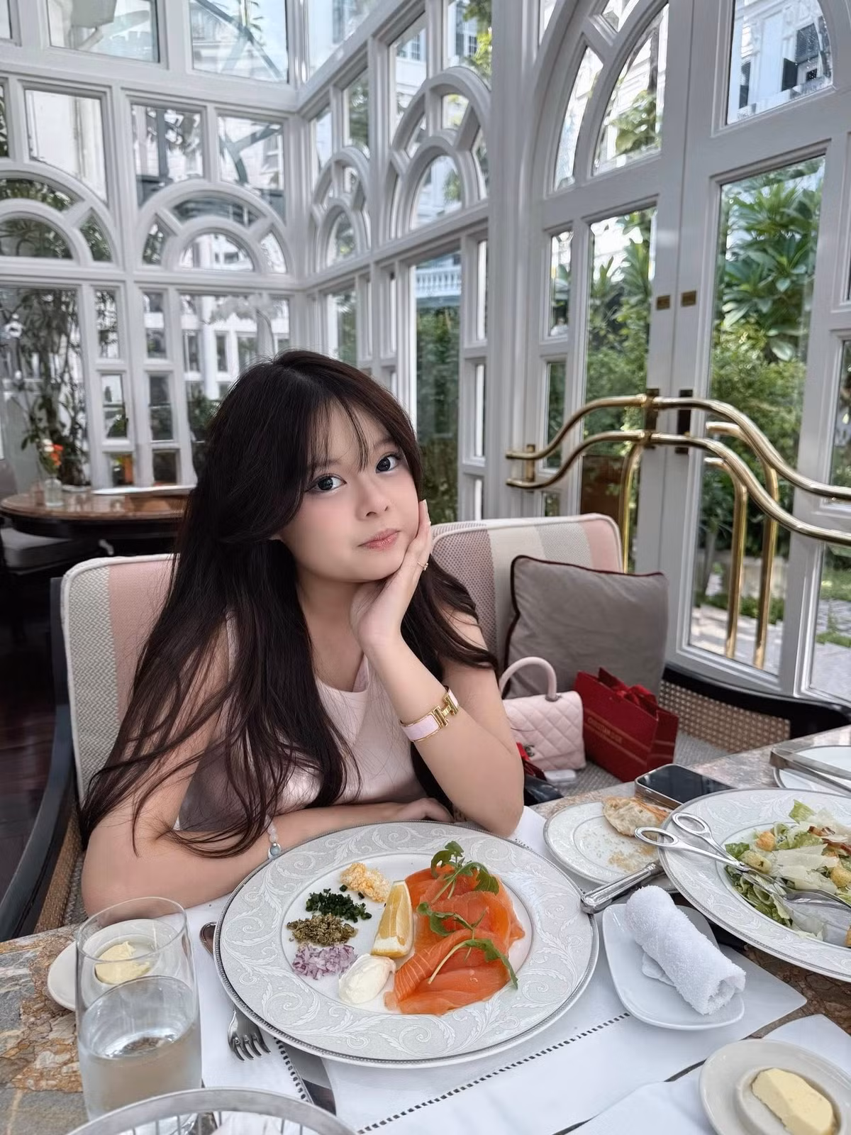 Hot mom Hằng Túi từng chia sẻ, dù con gái lớn ngày càng xinh đẹp, phổng phao nhưng trong mắt mẹ, Su vẫn là "cô bé Su ngồi bô tắm sự với mẹ năm nào". (Ảnh: FB Hằng Túi)