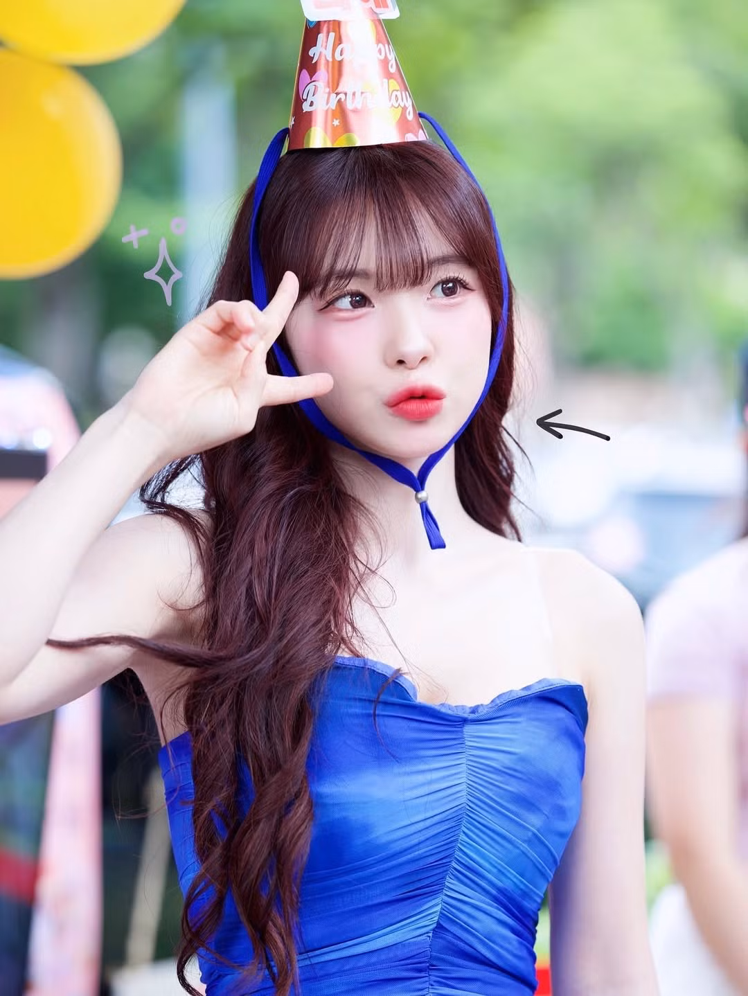 Trong một bức ảnh khác, Lee Da Hye diện trang phục màu xanh nổi bật, đội mũ sinh nhật và tạo dáng vô cùng tinh nghịch. (Ảnh: Instagram @le_dahye)