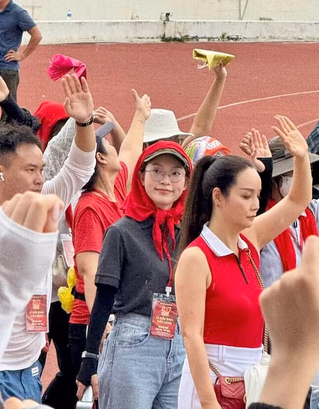 Trong những bức ảnh được chia sẻ, Khánh Vy xuất hiện giản dị với mũ lưỡi trai và trang phục đơn giản, năng động. (Ảnh: IGNV)