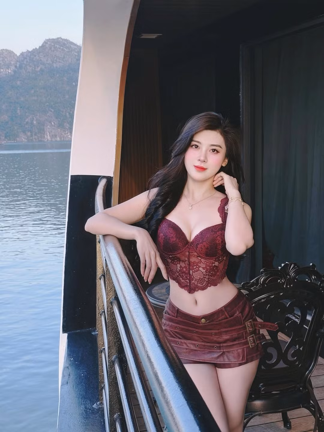 Khác với vẻ đẹp ngây thơ thời mới nổi, Huyền Trang hiện tại mang phong cách mặn mà, quyến rũ và đầy tự tin của một người phụ nữ hiện đại. (Ảnh: IGNV)