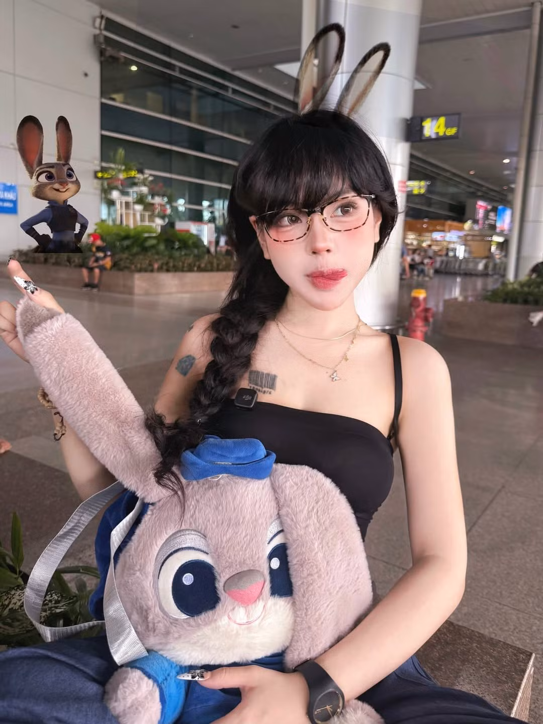 Phong cách thời trang và trang điểm của nàng được nhiều người nhận xét là vô cùng độc đáo, "không giống ai", điều này cũng giúp cô nàng gây ấn tượng giữa rất nhiều những tên tuổi hot girl mạng khác.