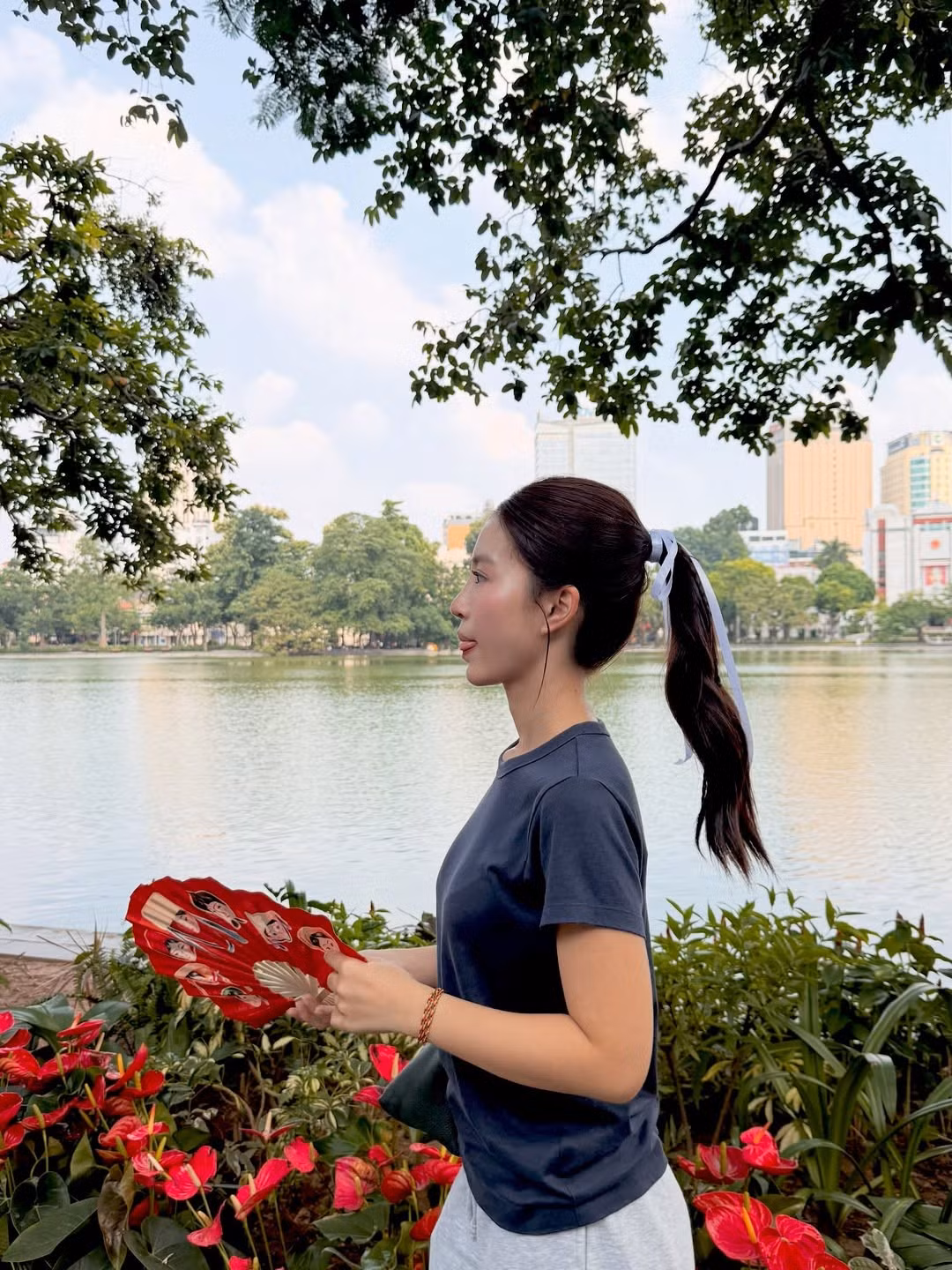 Trong những bức ảnh được đăng tải, Mẫn Tiên diện trang phục đơn giản nhưng tinh tế: một chiếc áo phông xanh navy kết hợp với quần ống rộng màu xám. (Ảnh: FBNV)