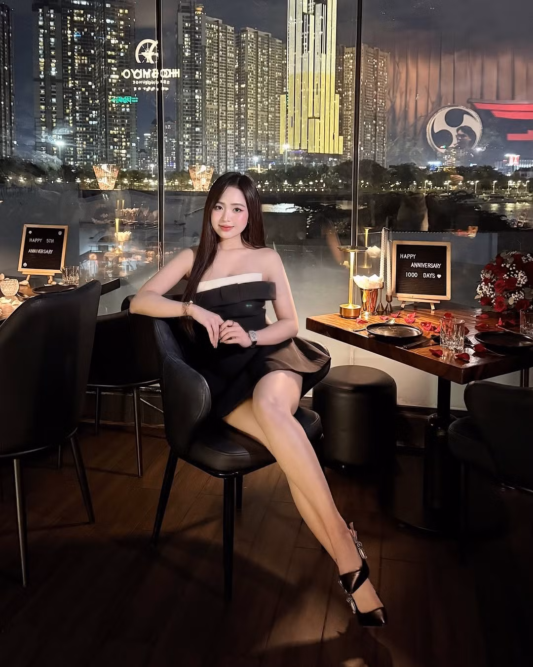 Trong ảnh, cô nàng diện một chiếc đầm cúp ngực hai tông màu đen - trắng thanh lịch, được nhấn nhá bằng chiếc nơ to bản ngay phần eo, tôn lên vòng một gợi cảm cùng bờ vai trần quyến rũ.
