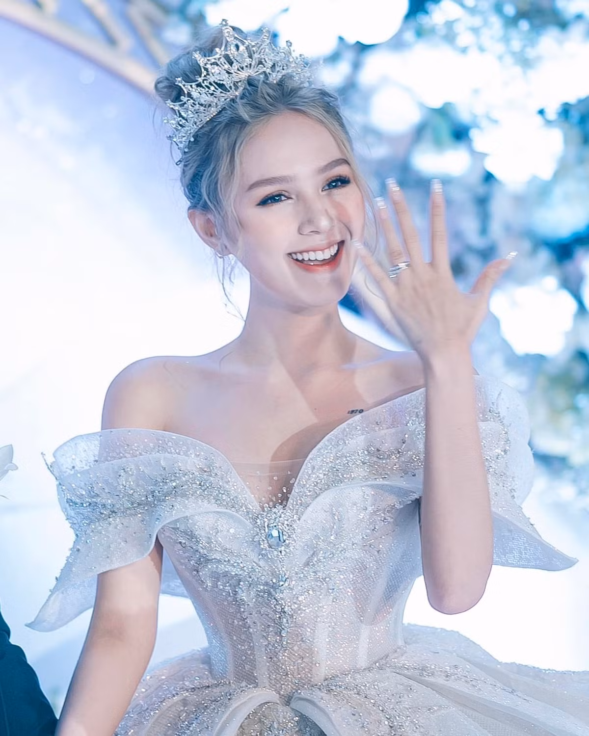 Xoài Non từng khiến cộng đồng mạng xôn xao khi kết hôn với "thiếu gia làng streamer" Xemesis vào năm 2020, ngay khi cô vừa đủ 18 tuổi.