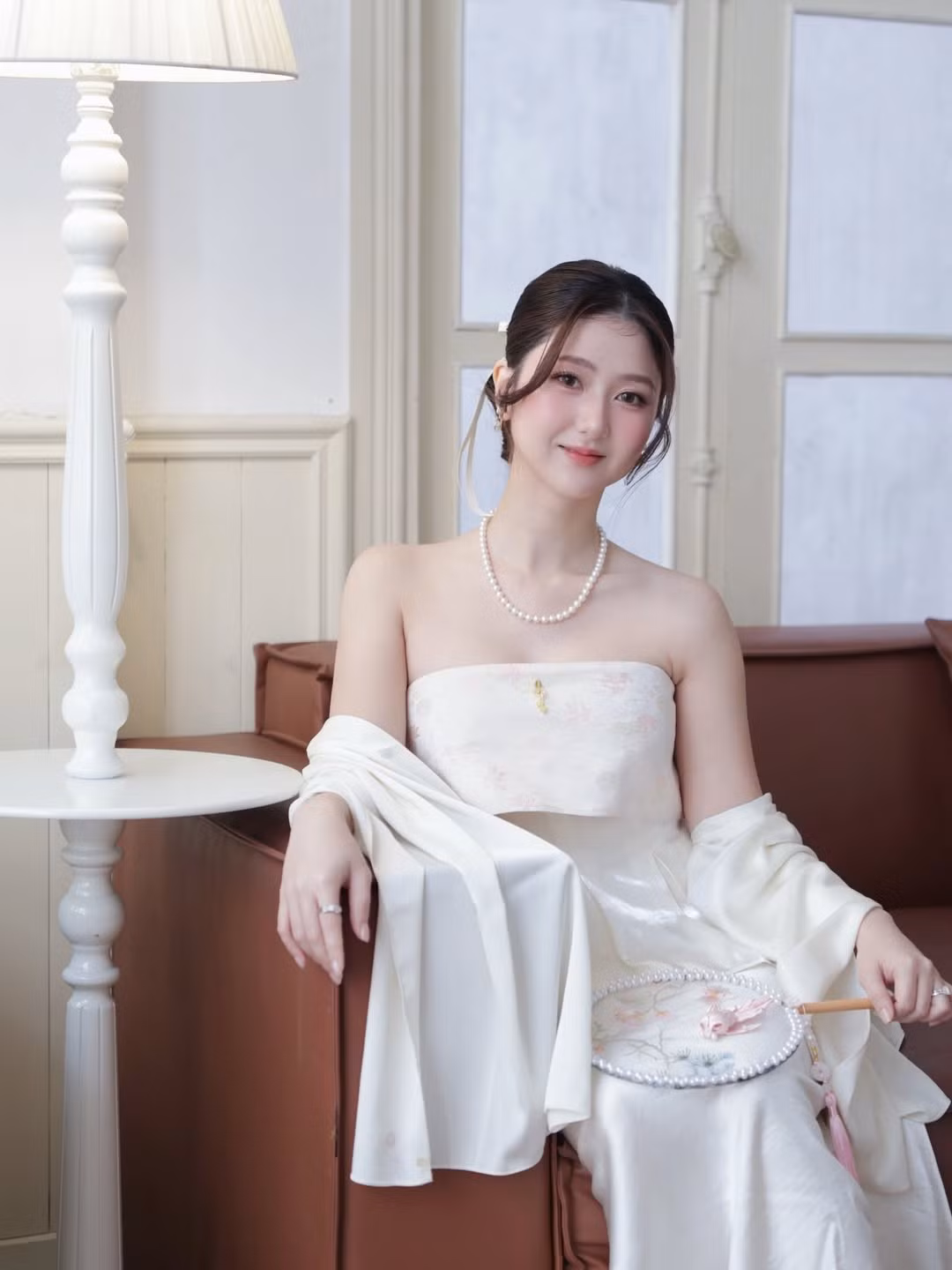 Bộ ảnh mới của Hà My được thực hiện trong bối cảnh không gian kiến trúc hiện đại, sang trọng. Không chọn trang phục quá cầu kỳ hay rực rỡ, Hà My ưu tiên những thiết kế nhẹ nhàng, nữ tính như váy voan thêu hoa chìm và gam màu pastel. (Ảnh: IGNV)