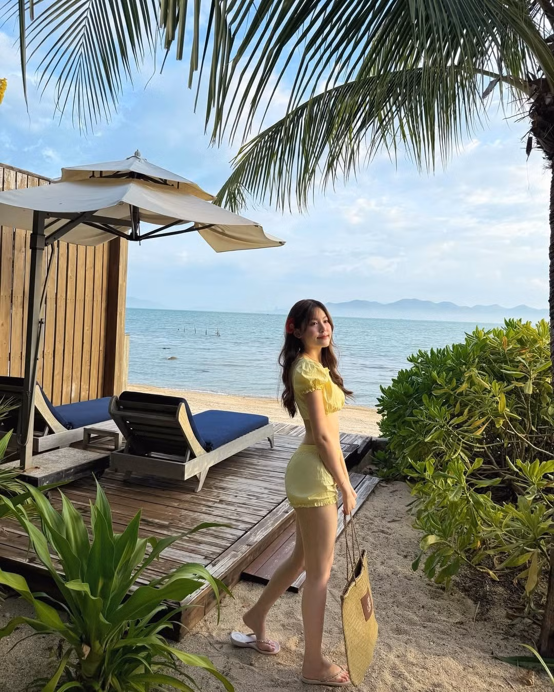 Set đồ được cô nàng lựa chọn là sự kết hợp giữa nét ngọt ngào, tinh nghịch cùng với nét gợi cảm, quyến rũ.