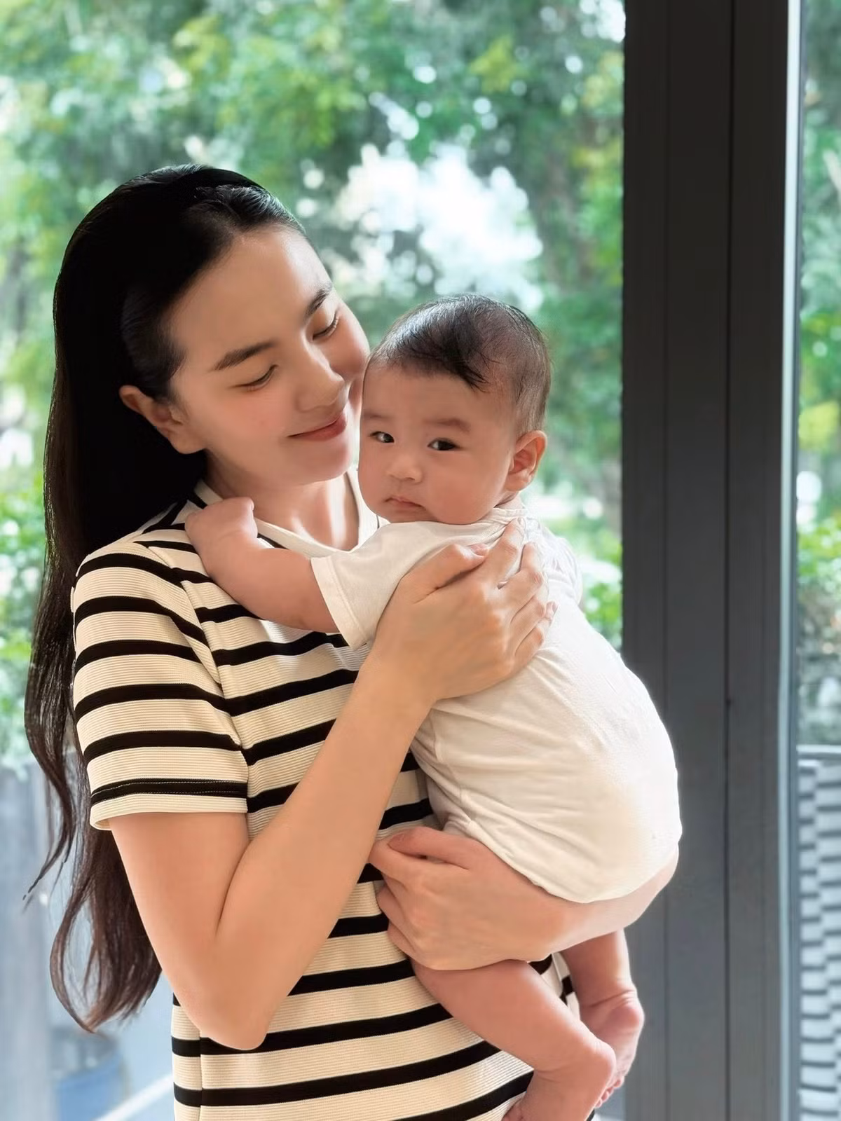 Những chia sẻ chân thành và hình ảnh đáng yêu của MC Mai Ngọc đã nhận được hàng nghìn lượt yêu thích và bình luận tích cực từ cộng đồng mạng: "Hai mẹ con đáng yêu", "Yêu quá . Trộm vía em yêu quá mẹ Ngọc à". (Ảnh: FBNV)