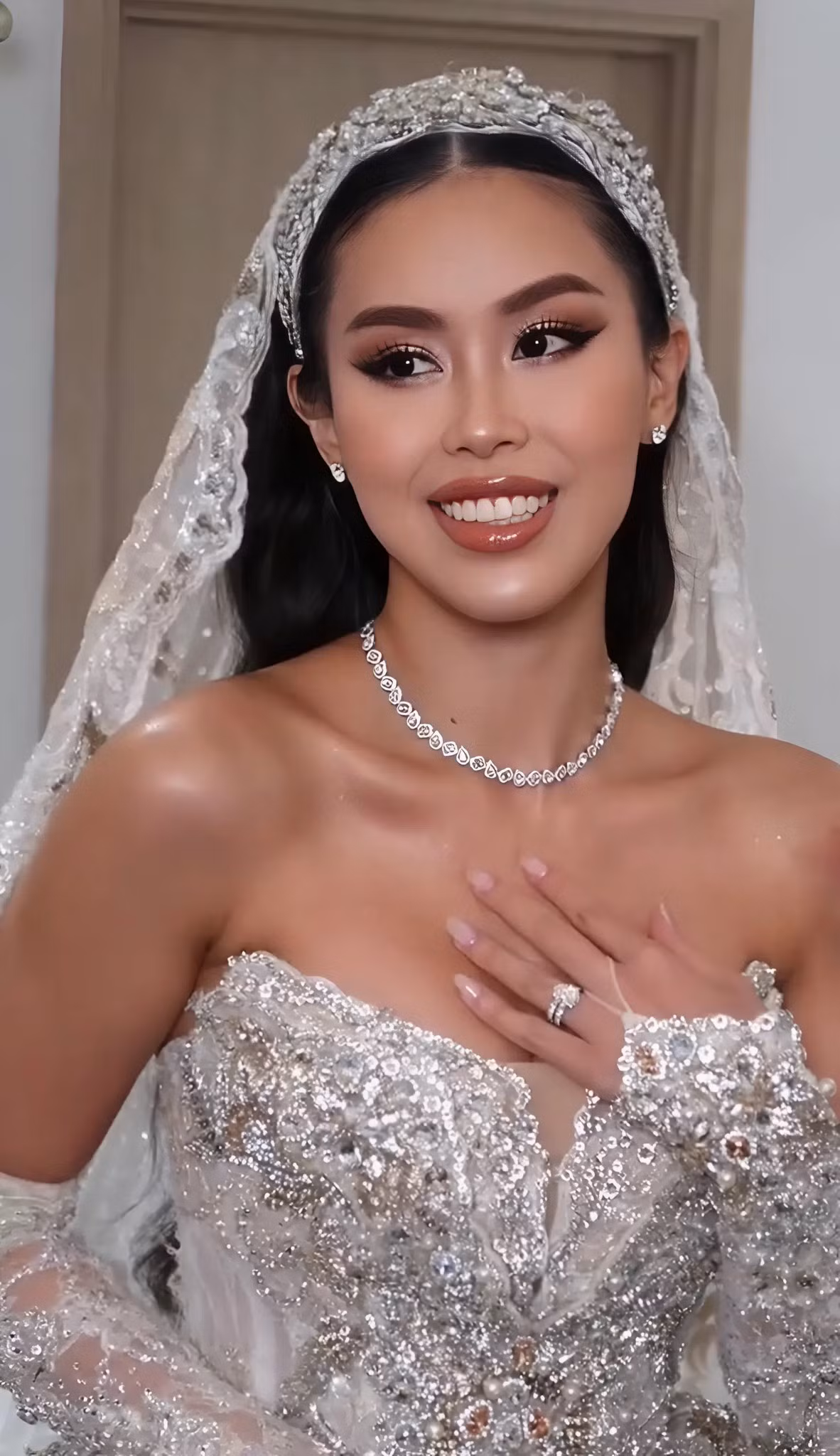 Đôi mắt khói (smoky eyes) được nhấn mạnh với kỹ thuật đánh màu chuyển tiếp tinh tế, sử dụng các tông màu nâu, vàng đồng và một chút nhũ lấp lánh ở giữa bầu mắt, tạo hiệu ứng chiều sâu và ánh nhìn cuốn hút tối đa. Đường eyeliner cũng được vẽ dày và sắc lẹm. (Ảnh: Hàng Thanh Thiện)