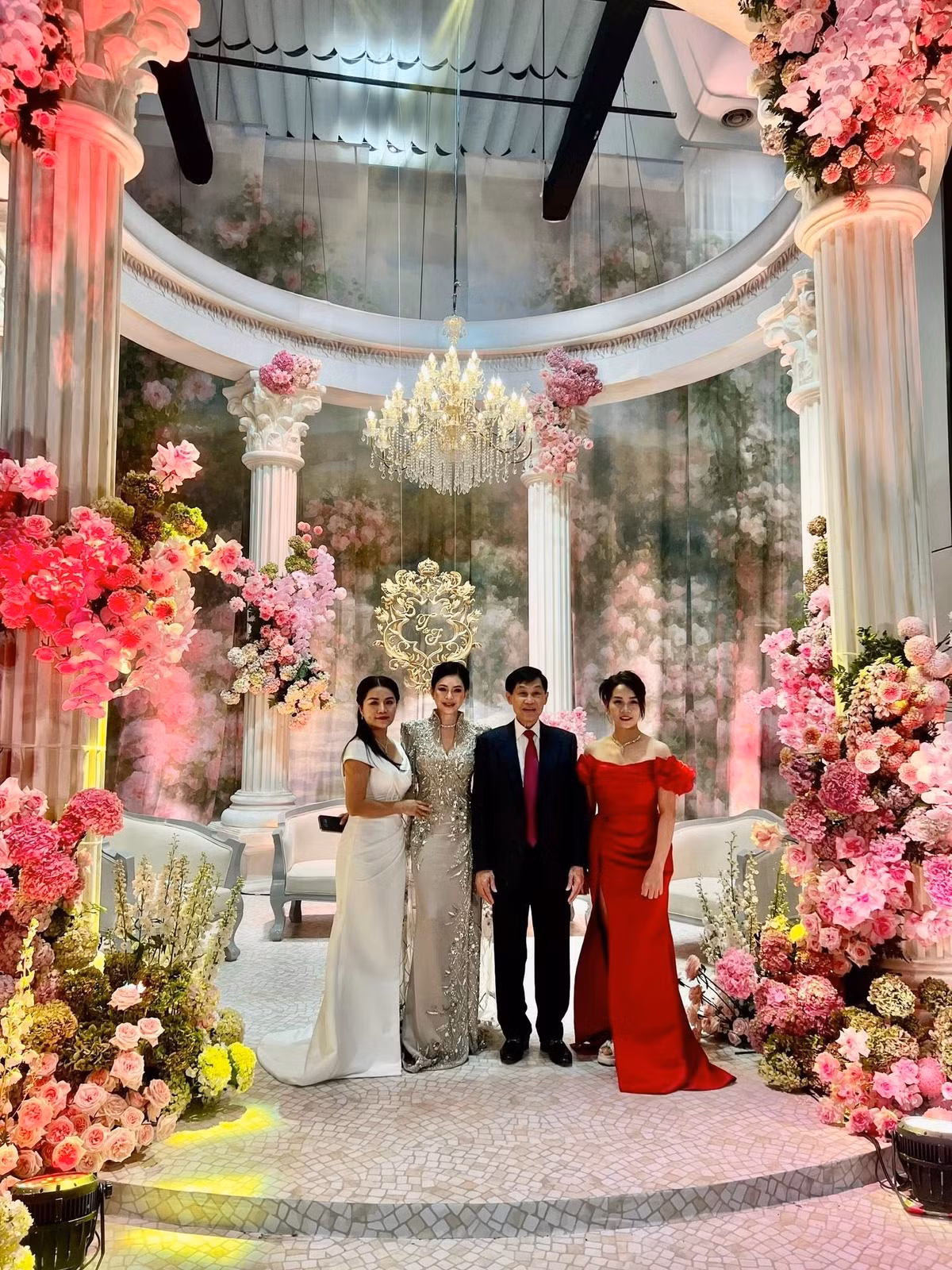 Cô dâu Tiên Nguyễn xuất hiện lộng lẫy như nàng công chúa trong bộ váy cưới tinh xảo, đính kết tỉ mỉ cùng bộ trang sức kim cương lấp lánh trên tay và cổ. Chú rể Justin lịch lãm trong bộ tuxedo. (Ảnh: Facebook Giang Nguyen)