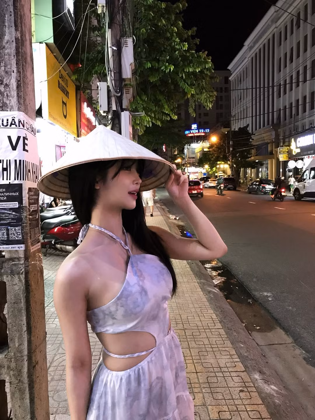 Song Yi Do kết hợp nón lá một cách vô cùng tinh tế với set váy hiện đại. Cô diện một chiếc váy maxi hai dây, khoét eo nhẹ nhàng với họa tiết loang màu trắng xám. (Ảnh: @dlehhh)