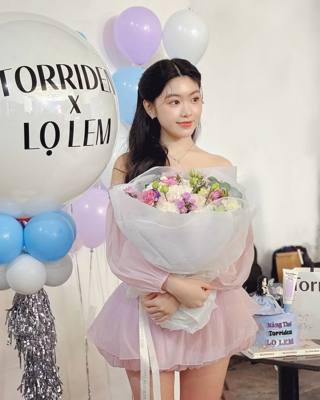 Gương mặt của Lọ Lem được trang điểm rất nhẹ nhàng, làm nổi bật làn da trắng hồng và đôi mắt to tròn, trong veo.