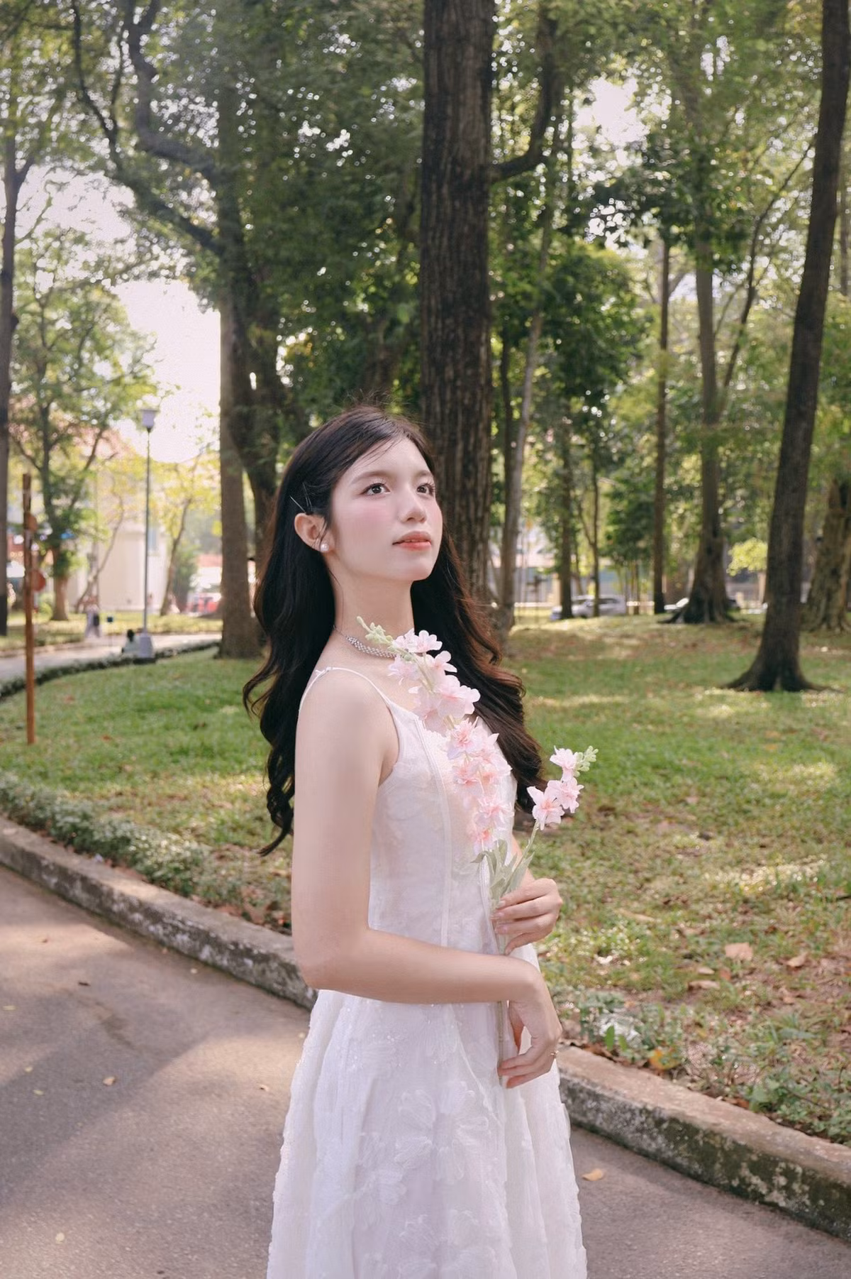 Bảo Chinh theo học Đại học Cảnh sát Nhân dân, cô nàng bắt đầu được chú ý khi đi diễu binh trong Khối nữ Cảnh sát Đặc nhiệm đợt diễu binh 30/4. Khoảnh khắc rơi khẩu trang khi đang được phỏng vấn của cô đã viral khắp nơi, khiến người xem xao xuyến vì vẻ ngoài dễ thương, dịu dàng ngay cả khi đang khoác trên mình quân phục. (Ảnh: IGNV)