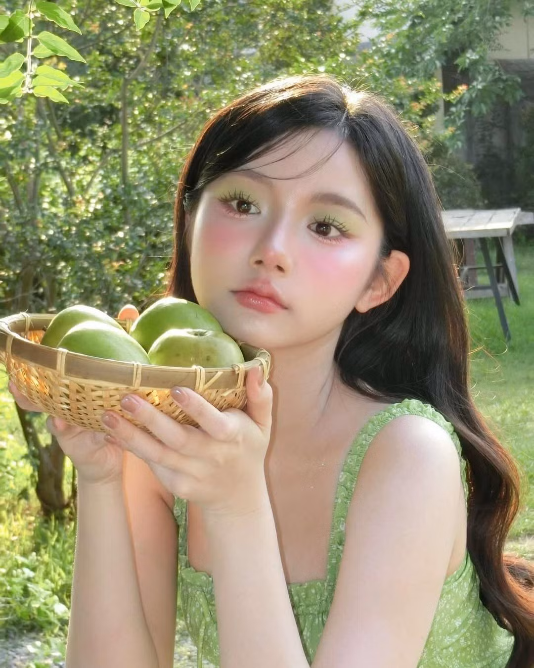 Với những người thường xuyên lướt Tiktok, Quỳnh Trương là gương mặt vô cùng quen thuộc. Cô nàng gây ấn tượng với những video mukbang thú vị. Mới đây Quỳnh Trương khiến người hâm mộ phải xuýt xoa với loạt ảnh mới trong tạo hình đậm chất cổ tích.