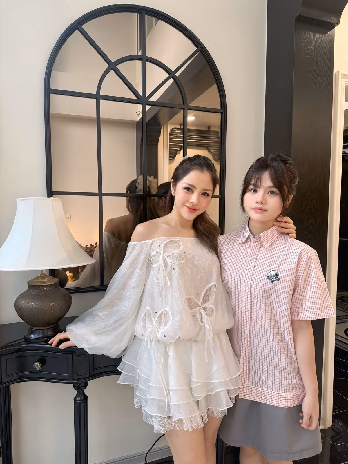 Trước đó, MC Bạch Lan Phương từng khoe con gái đạt điểm môn Văn cao nhất lớp và điểm các môn khác đều trên 9. Đặc biệt, môn tiếng Trung, Cherry xuất sắc đạt 199/200 điểm.