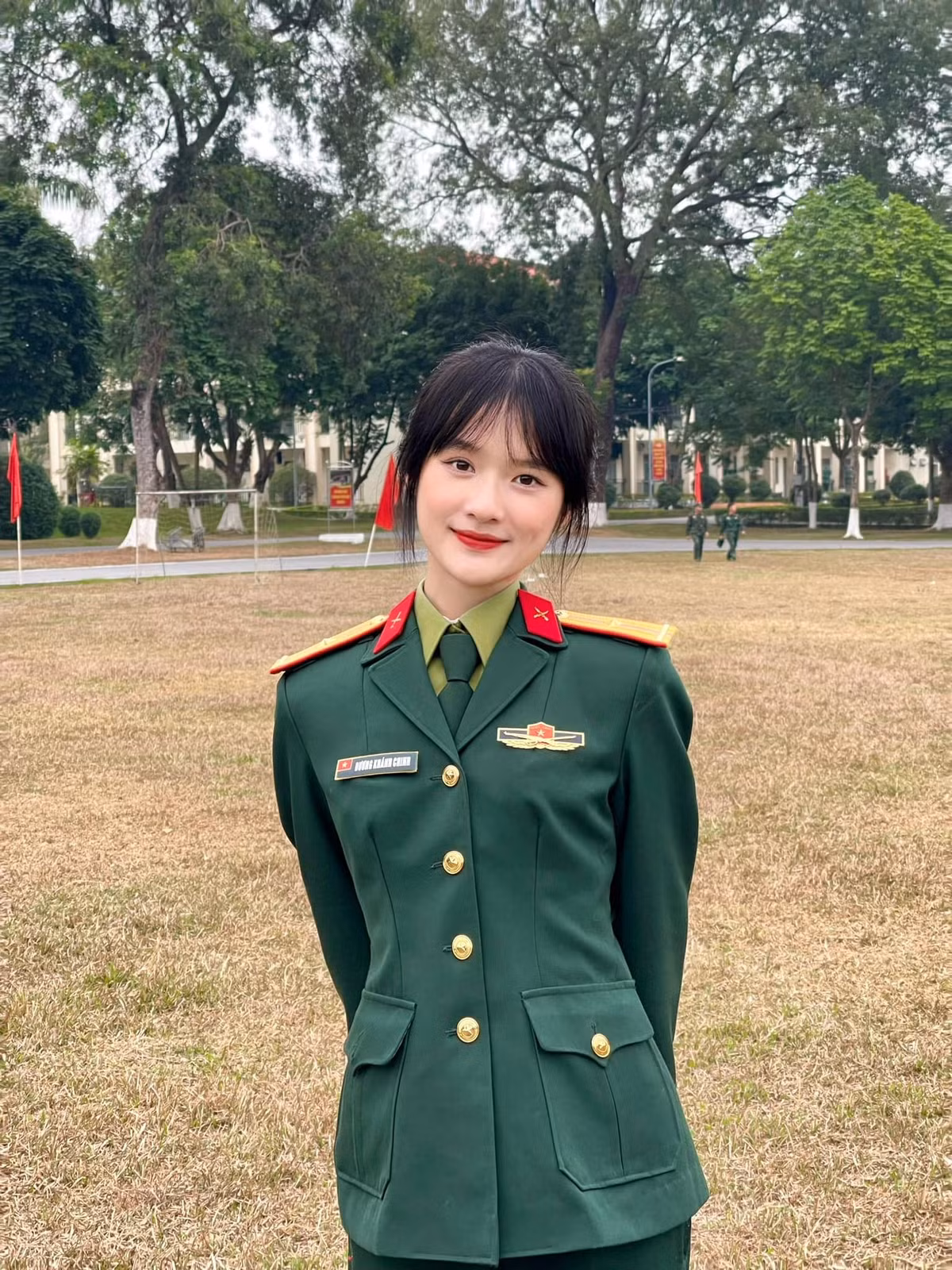 Hình ảnh của Khánh Chinh đã lan truyền mạnh mẽ, trở thành một trong những "bóng hồng" xinh đẹp gây ấn tượng sâu sắc nhất trong buổi tổng hợp luyện, góp phần lan tỏa niềm tự hào về lực lượng vũ trang nhân dân Việt Nam. (Ảnh: FBNV)