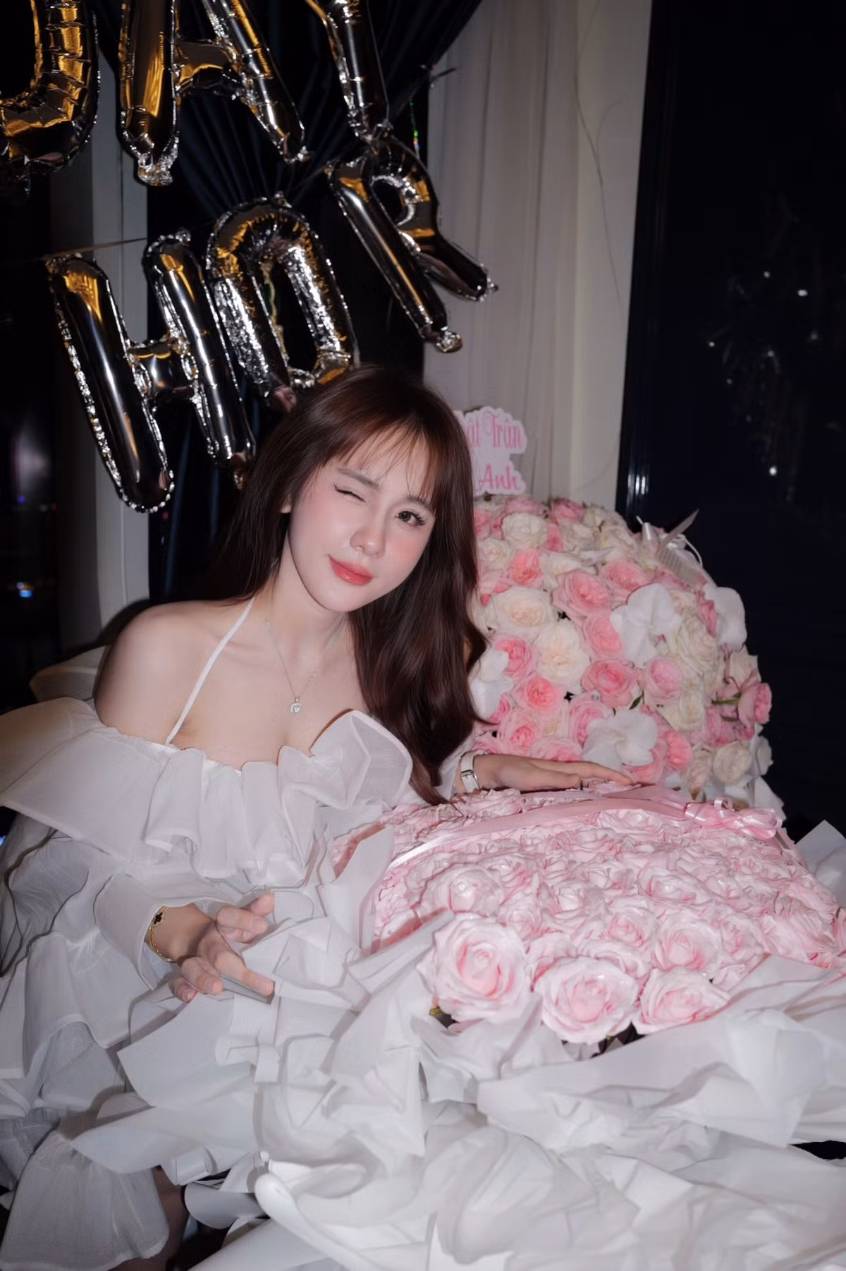 Dù ở hình ảnh một nữ cơ thủ tài năng hay một nàng Lọ Lem ngọt ngào, Lê Tuyết Anh vẫn luôn chứng minh được sức hút khó cưỡng của mình. Ở dưới phần bình luận, nhiều người đã để lại cơn mưa lời khen cho cô nàng. (Ảnh: FBNV)