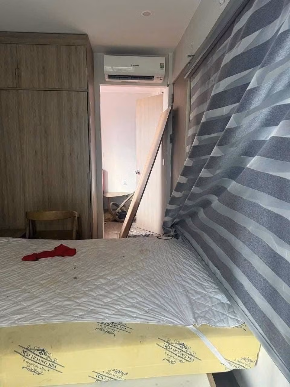 Những chiếc quạt điện bị đổ ngã, thùng rác tràn đầy và nhiều vật dụng không thể nhận dạng được.